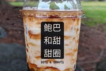 Dots and Donuts store photo