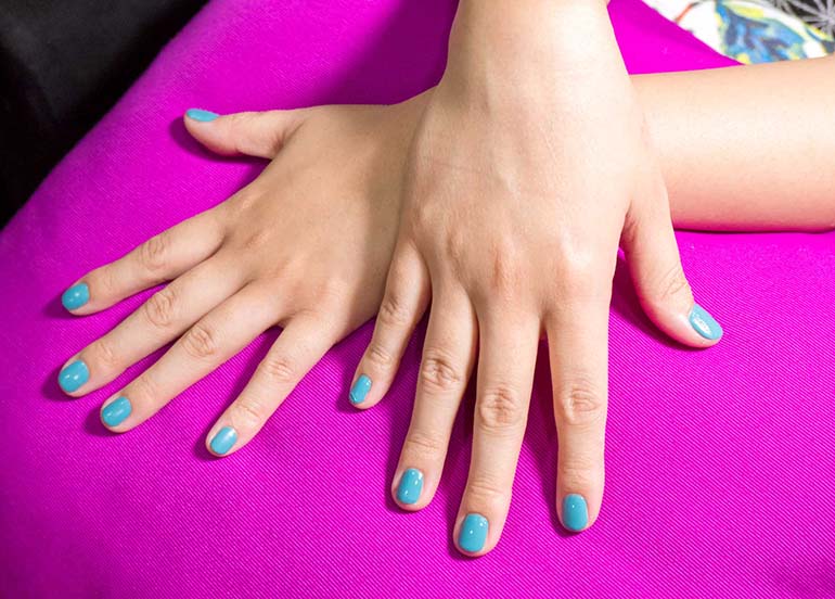 manicure-teal-coloured-nails