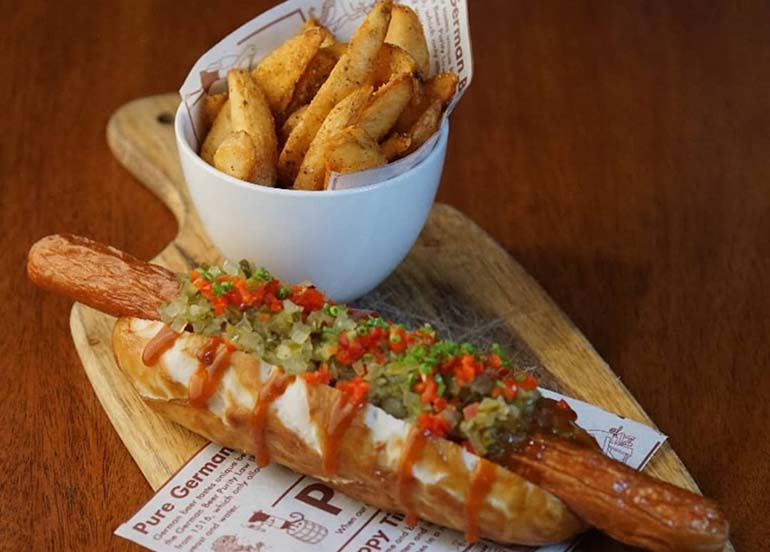 Hotdog with Potato Wedges from Brotziet