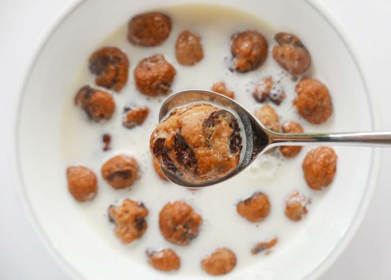 cookie-cereal-with-spoon