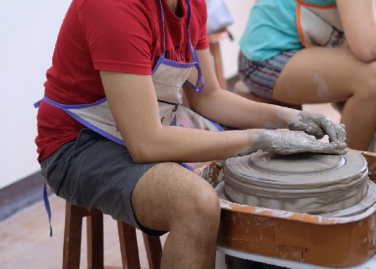 Tahanan Pottery Shop's pottery class