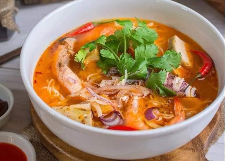 vinatrang cuisine seafood noodle soup